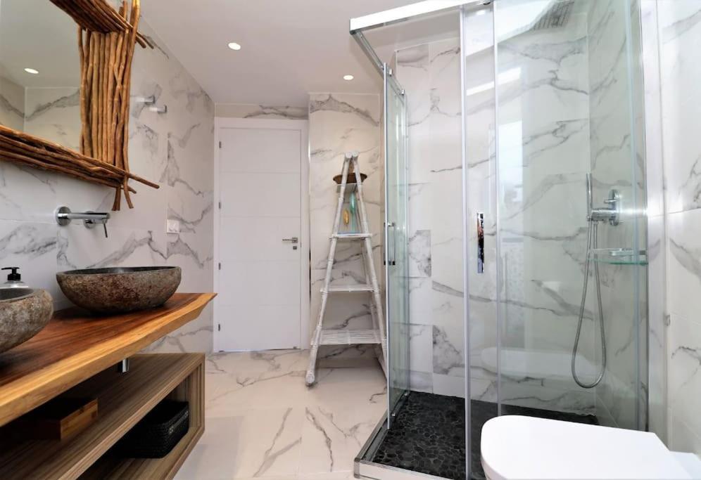 Luxurious 2-Bedroom Apt With Stunning Views, 1St Line On Levante Beach, ベニドルム エクステリア 写真